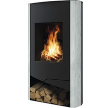 Kaminofen mit Holzfach und Feuer