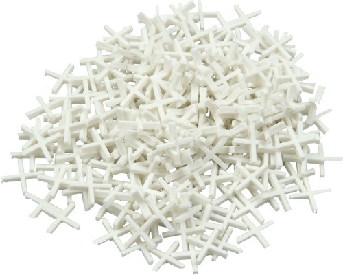 Haufen von weißen Fliesenkreuzen für gleichmäßige Fugenabstände