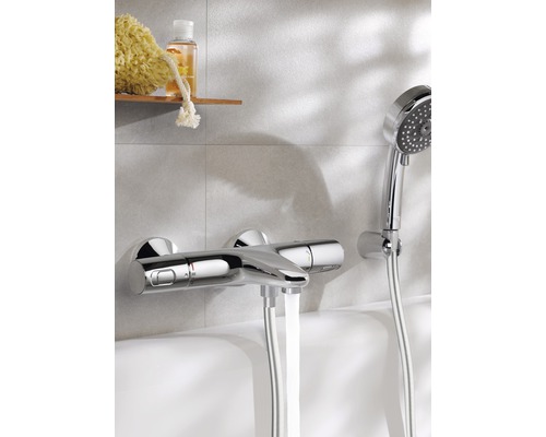 Aufputz-Badewannenarmatur mit Handbrausegarnitur am Wannenrand