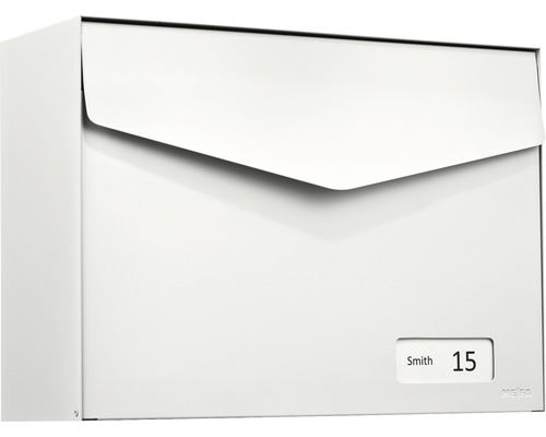 Weißer Briefkasten mit Namensschild und Hausnummer