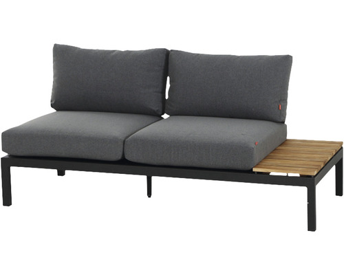 Gartensofa mit zwei Sitzen, grauen Kissen und einem Holztisch
