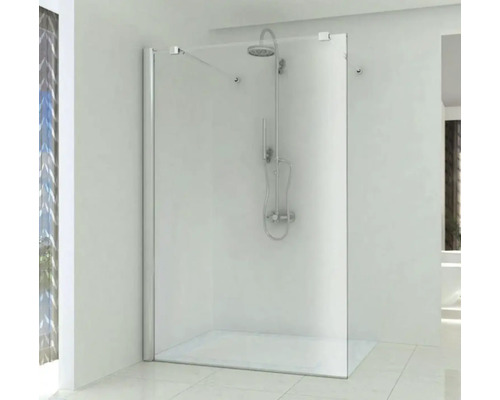 Dusche mit Glaswand und Duschkopf im Badezimmer