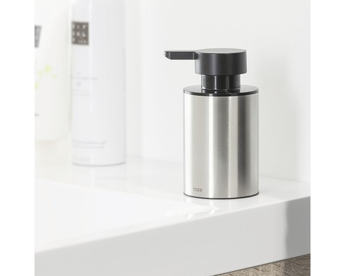 Seifenspender aus Edelstahl mit schwarzem Pumpkopf
