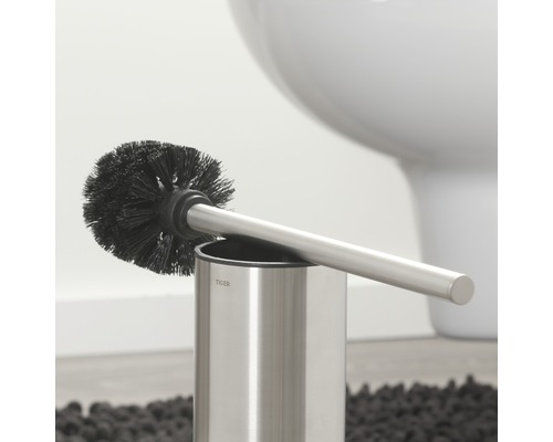 Toilettenbürste mit Halter aus Metall im Badezimmer