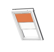 Dachfenster mit Sichtschutzrollo und Jalousie
