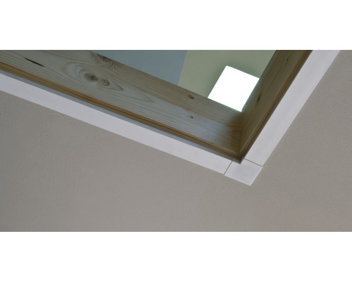 Detailansicht eines Holzfensters mit weißem Rahmen