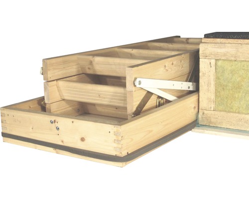 Holztreppe zum Dachboden