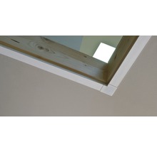 Detailansicht eines Holzfensters mit weißem Rahmen von innen