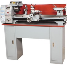 Drehmaschine mit Untergestell für die Metallbearbeitung
