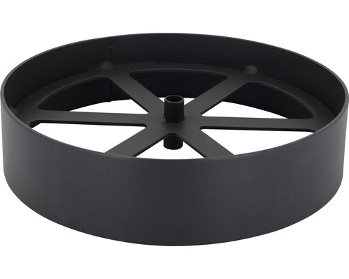 Schwarzer Ring mit Radspeichenstruktur für den Gartenbereich.