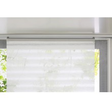 Dekoschalschal mit Gardinenstange am Fenster