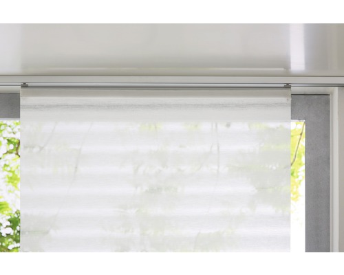 Dekoschalschal mit Gardinenstange am Fenster