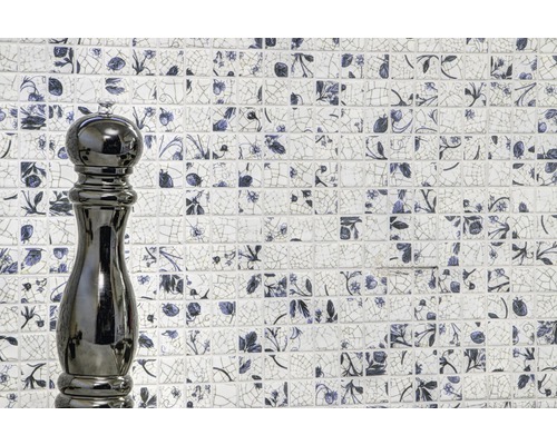 Wandgestaltung mit Mosaikfliesen und Pfeffermühle