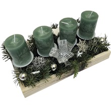 Adventsgesteck mit vier Kerzen, Tannenzweigen und Dekorationen auf einem Holztablett.