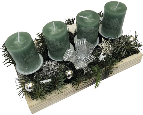 Adventsgesteck mit vier Kerzen, Tannenzweigen und Dekorationen auf einem Holztablett.