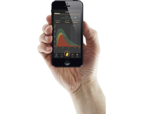 Eine Hand hält ein Smartphone, auf dem eine Diagramm-App zur Messung von Temperatur und Brennstoffstand zu sehen ist.