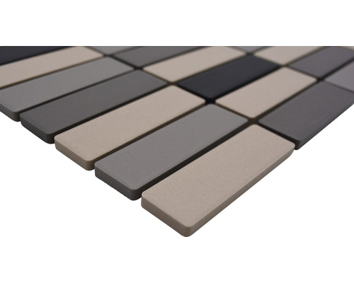Mosaikfliesen in verschiedenen Grautönen und Beige