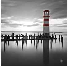 Schwarzweiß-Foto eines Leuchtturms an einem See mit Holzsteg