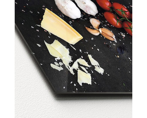 Dekorative Glasplatte mit Käse, Knoblauch und Tomaten