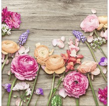 Blumenarrangement auf Holzhintergrund