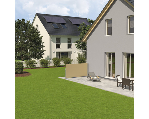 Gartenszene mit ausfahrbarer Seitenmarkise auf einer Terrasse neben einem Haus