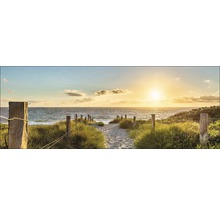 Sonnenaufgang am Strand mit Sandweg und Holzzaun