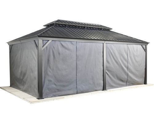 Pavillon mit Vorhängen als Sichtschutz