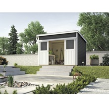 Garten Szene mit Gerätehaus aus Holz, Gartengeräten und Bepflanzung