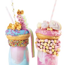 Zwei Milchshakes mit Süßigkeiten und Donuts dekoriert.