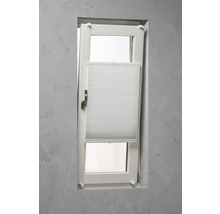 Geöffnetes Fenster mit Plissee