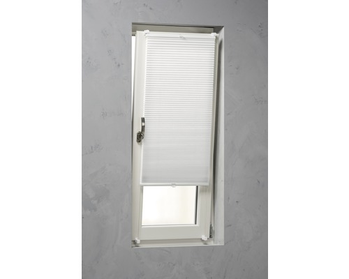 Geöffnetes Fenster mit angebrachtem Faltrollo