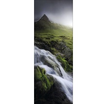 Wasserfall in bergiger Landschaft