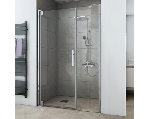 Begehbare Dusche mit Duscharmatur und Handtuchwärmer im Badezimmer