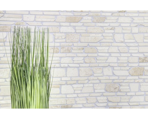 Wandverkleidung aus Naturstein mit künstlichem Gras