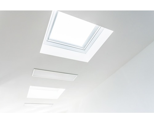 Ansicht von Dachfenster und Lichtpaneelen in Decke