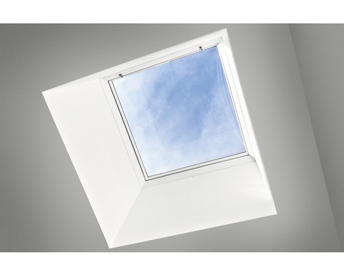 Dachfenster mit Blick auf blauen Himmel