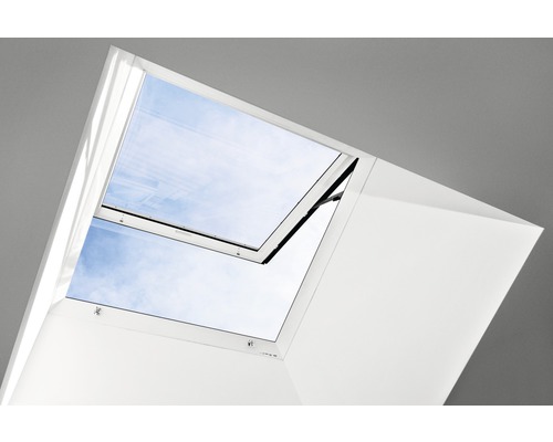 Geöffnetes Dachfenster für Tageslicht im Raum
