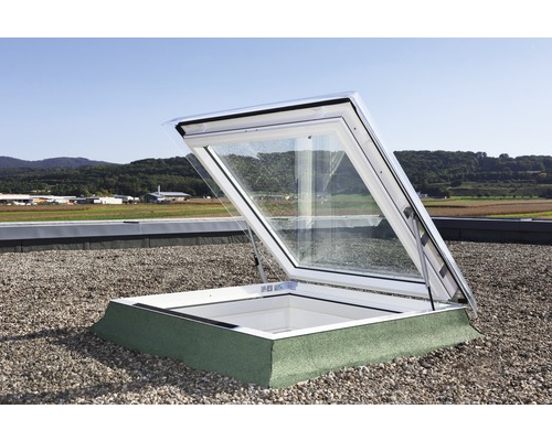 Flachdachausstiegsfenster VELUX CXP 0473Q 90x120 cm (Basiselement) Geöffnetes Dachfenster auf einem Kiesdach