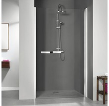Dusche mit Duscharmatur und Duschwand im Badezimmer