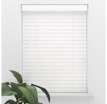 Weiße Jalousie am Fenster