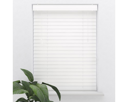 Weiße Jalousie am Fenster