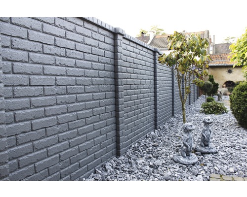 Garten mit Mauer aus Betonfertigteilen in Steinoptik