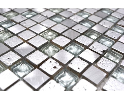 Nahaufnahme von quadratischen Mosaikfliesen aus Metall und Glas