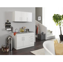 Küchenszene mit Küchenzeile, Spüle, Hängeschrank und Treppe