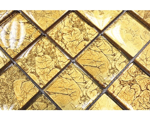 Detailaufnahme eines Mosaiks mit quadratischen Goldglasfliesen