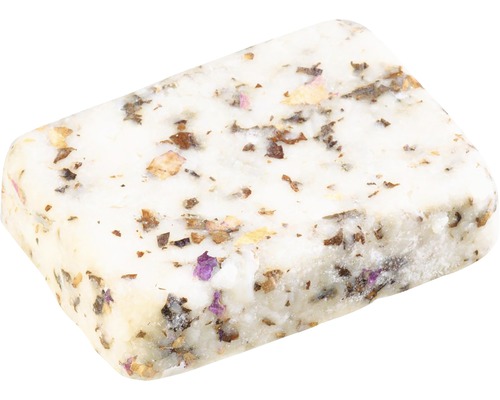 Seifenstück mit Kräutern und Blüten