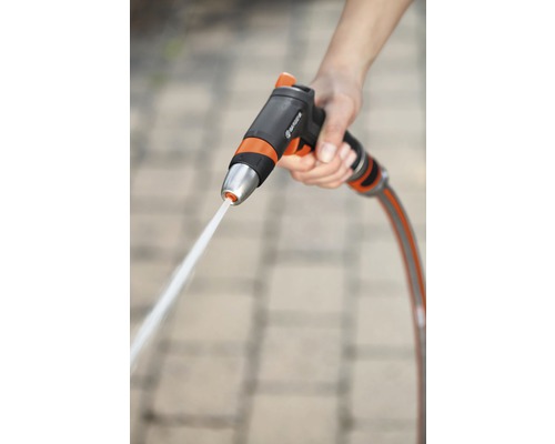 Gardena Reinigungsspritze mit Wasserstrahl in der Hand