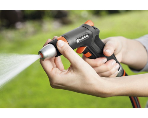 Gardena Reinigungsspritze mit Wasserstrahl in den Händen