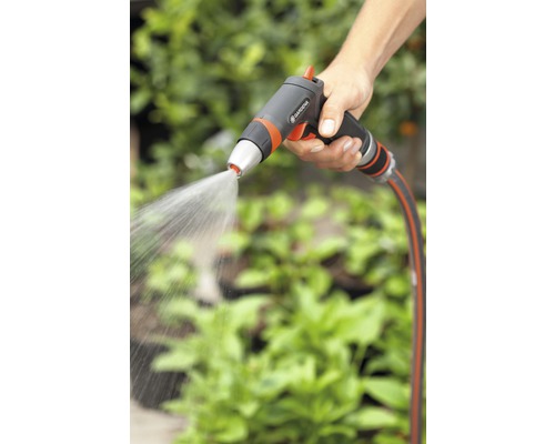 Gartenschlauch Spritzpistole in Verwendung.