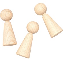 Drei hölzerne Schachfiguren